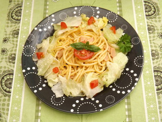 Pasta mit Salat
