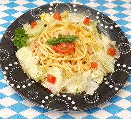 Nudeln mit salat