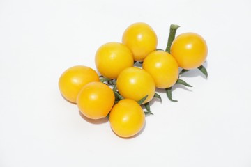 白背景の黄色いミニトマト