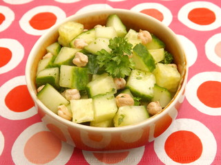 Gurkensalat mit Kichererbsen
