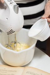 Preparando galletas con el libro de la abuela