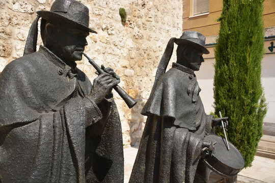 estatuas de bronce en las calles de burgos