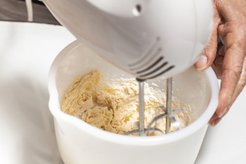 Batiendo masa para galletas