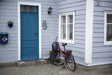 Fototapeta na wymiar Norwegian cottage with bicycle
