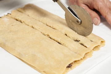 Cortando galletas rellenas de coco