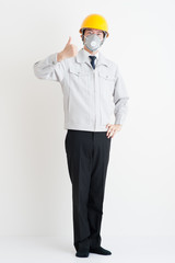 作業服を着た日本人男性