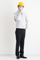 作業服の男性の全身写真,悩んでいる