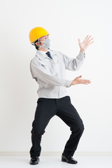 作業服の男性の全身写真,紹介している