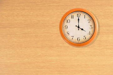 Clock showing 4 o'clock on a wooden wall