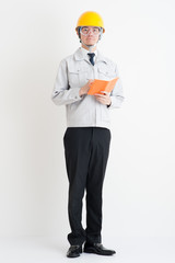 作業服の男性の全身写真