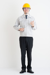 作業服の男性の全身写真