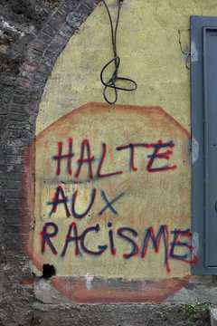 Halte au racisme, graffiti sur un mur.