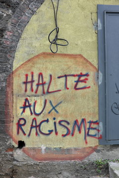 Halte au racisme, graffiti sur un mur.