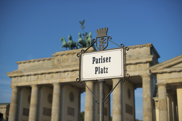 Obraz premium Pariser Platz sign and Brandeburg Gate (Brandenburger Tor), Berlin, Germany, Europe