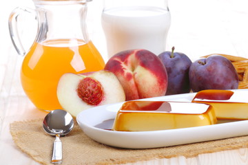 Crem caramel,frutta,latte e succo