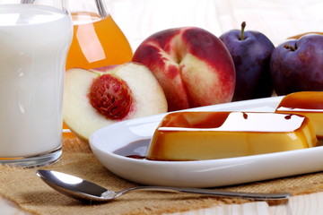 Crem caramel,frutta,latte e succo