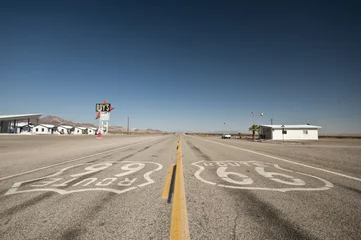 Poster twee Route 66-borden op de weg bij de California Mojave-woestijnsnelweg. © AR Pictures