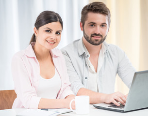 Obraz premium Young couple at home