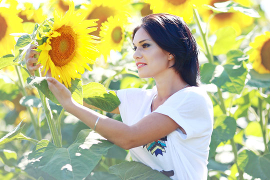 Милая девушка в подсолнухах