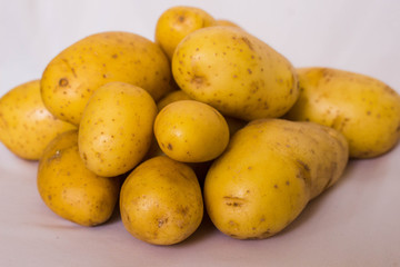 Kartoffeln auf weißem hintergrund