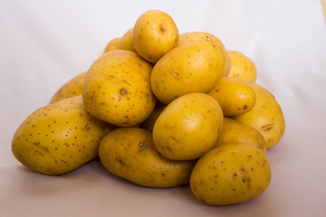 Kartoffeln auf weißem hintergrund