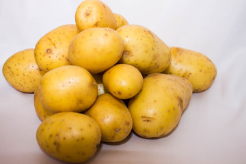 Kartoffeln auf weißem hintergrund