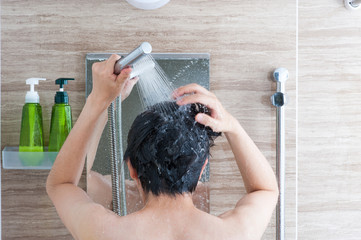 シャワーを浴びている日本人男性