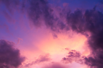 Abendrot, Himmel mit farbigen Wolken