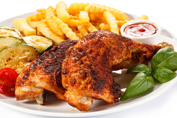 Grilled chicken legs with chips and vegetables 