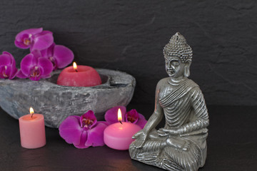 Buddhafigur mit Kerzen