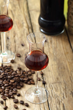 liquore di caffe' bicchiere su tavolo di legno sfondo rustico