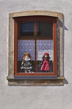 Puppen im Fenster
