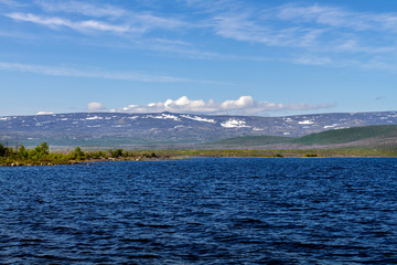 Северный морской пейзаж. Белое море и горы на горизонте
