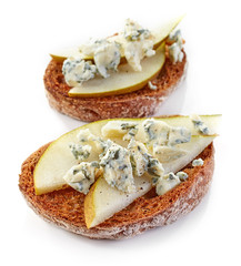 toasted bread with pear and blue cheese
