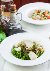 Salad with chiken and cheese