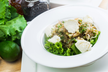 Salad with chiken and cheese