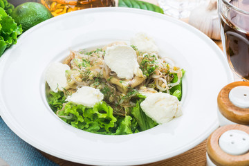 Salad with chiken and cheese