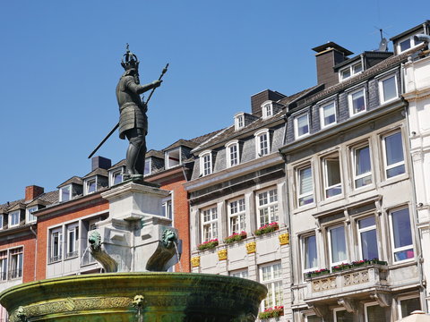 Aachen Karlsbrunnen mit Häuserfassade