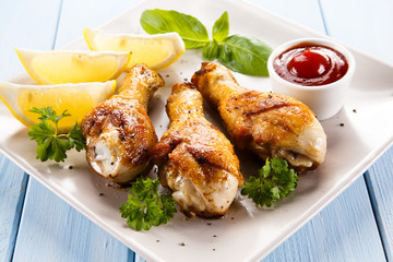 Grilled chicken drumsticks and vegetables 