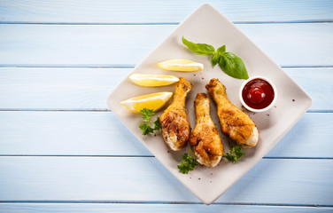 Grilled chicken drumsticks and vegetables 