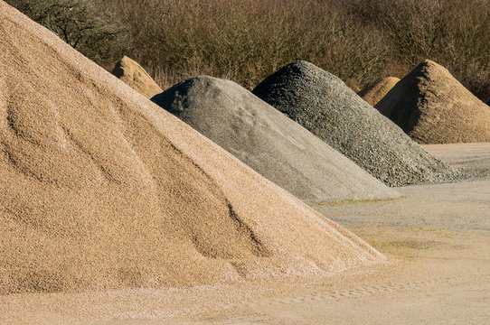 Materiallager Bruchstein und Splitt als kegelf&ouml;rmige Haufen 