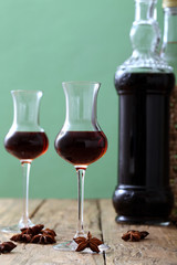 liquore distillato con anice stellata bicchiere su tavolo di legno sfondo rustico