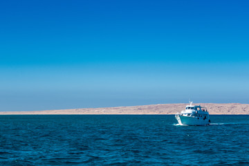  yacht at desert island 