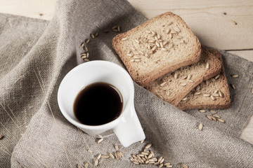 Prima colazione a base di fette biscottate, cereali e caffè