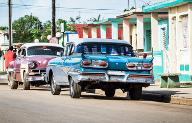 Kuba Havanna Oldtimer parken am Straßenrand