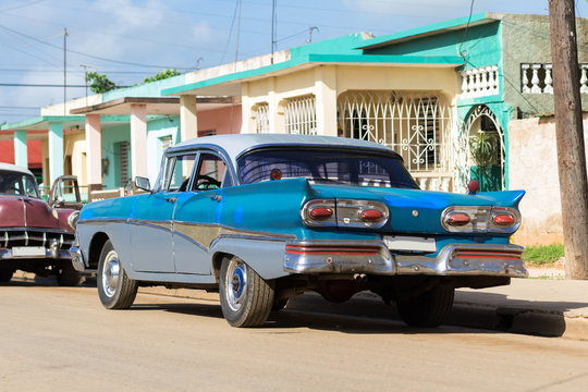 Kuba Havanna blauer Oldtimer parkt am Seitenrand