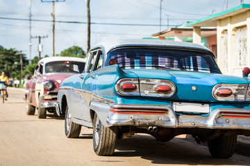Kuba Havanna mehrere Oldtimer parken hinter einander