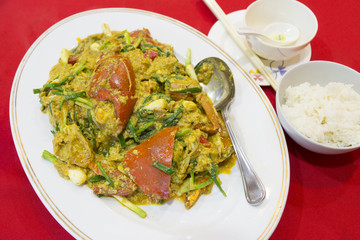  Fried crab in yellow curry or Stir-fried crab curry power  on r