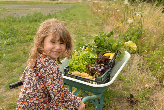 enfant au potager