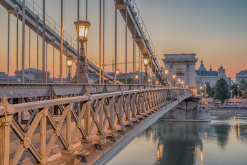Fototapety  Budapeszt, Węgry. Most Łańcuchowy Szechenyi o wschodzie słońca